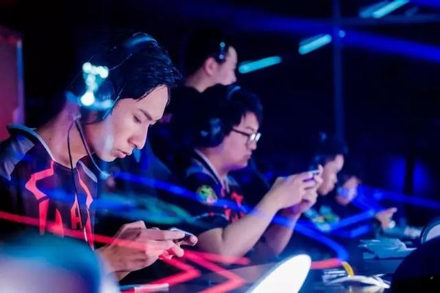 威斯尼斯下载2024电竞产业报告：王者荣耀日活破亿你的游戏消费何去何从？(图1)