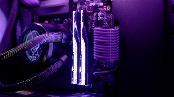 硬核性能技嘉AORUS为PCL赛事解说RASH悲威斯尼斯入口喜定制电竞MOD主机(图6)